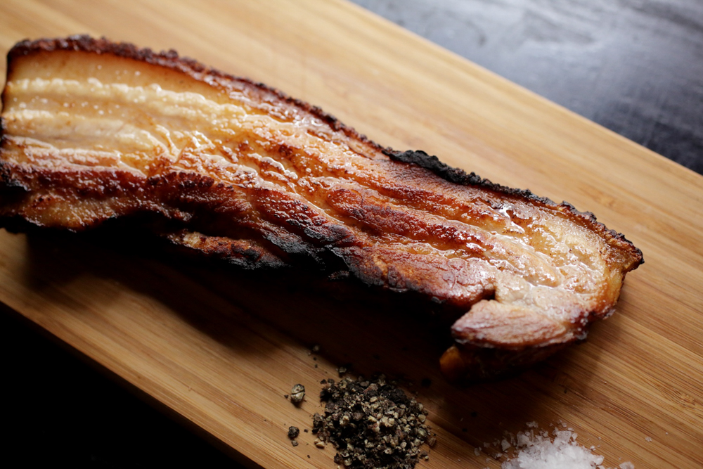 展開例「ベーコンステーキ」皮のパリッと感がベーコンの燻製香と旨味を味わい深くする。