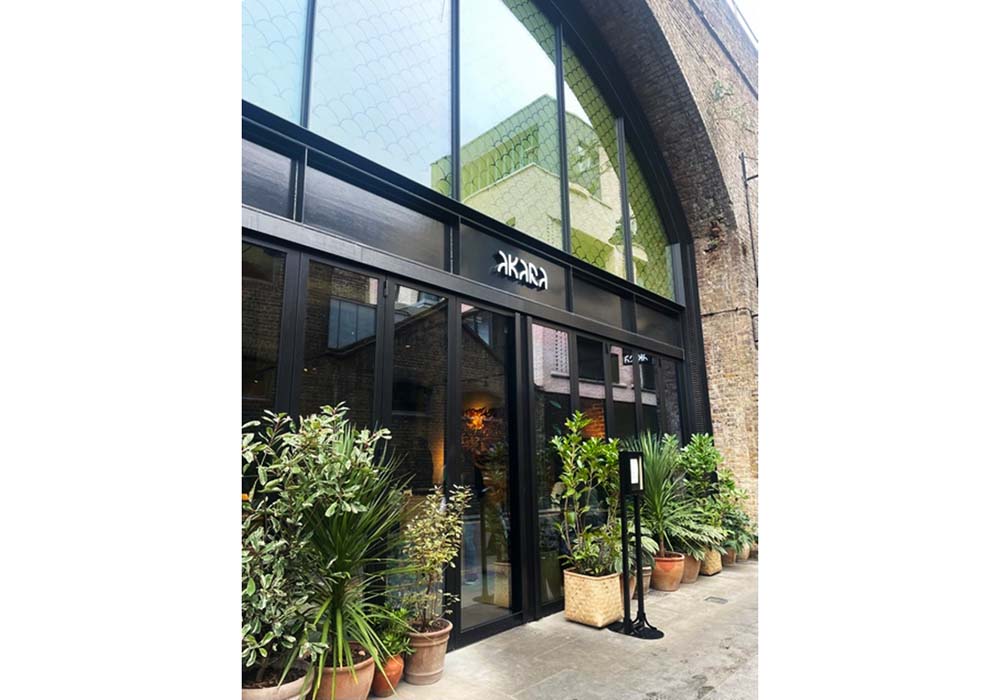 （写真）高架下スペースを改装した店舗。エントランスのアーチが特徴的。