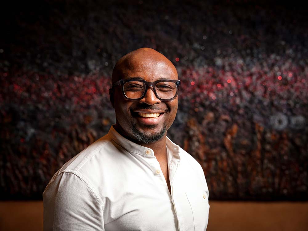 （写真）「アココ」と「アカラ」のオーナー、ナイジェリア人の血を受け継ぐアジ・アココミ氏。英国の大学を卒業後、ITプロジェクトマネージャーとして活躍していたが、料理好きが高じて、2017年、レストランをオープンすることを決意し、英国有数の料理学校で学ぶ。18年、西アフリカの食のリサーチのため現地に赴き、20年９月に「アココ」を開店、22年10月新プロジェクト「アカラ」を立ち上げた。photo by Jodie Hinds