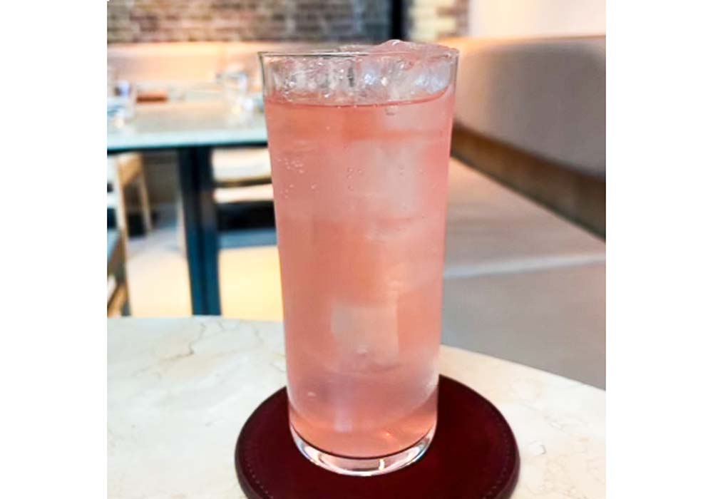 （写真）オリジナルのノンアルドリンク、スコッチボネットを使ったコーディアルのソーダ割り（５ポンド）がおすすめ。唐辛子の程よい辛味とコーディアルのほのかな甘味が感じられる。料理との相性は抜群だ。