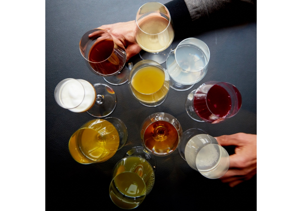 text by Sakurako Uozumi / photographs by Thaï Toutain （写真）二ツ星「ダヴィッド・トゥタン」では、お茶やジュース、クールブイヨンなどをベースに、抽出や濾過、二酸化炭素を注入するなど 11 種の製法を駆使したオリジナル・ノンアルドリンクを提案している。