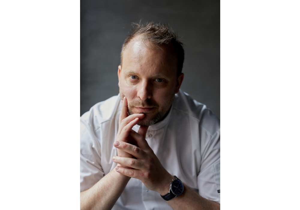 （写真）ダヴィッド・トゥタンは 1981 年生まれ、ノルマンディー地方オルヌ出身。20 代から若き先鋭シェフとしてフランス料理界を牽引してきた。アラン・パッサールに見出され、ピエール・ガニェール、ベルナール・パコーなどの下で経験を積んだ。