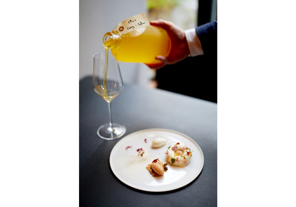 （写真）料理「マルメロのトリロジー」＋ドリンク「マルメロとサフランのエリクシール（特効薬）」。マルメロを３種類のアプローチで調理したデザートに、マルメロとサフランの香りを抽出したドリンクを合わせた。料理はその日、その瞬間で変わり、ドリンクの詳しい製法も開示していない。