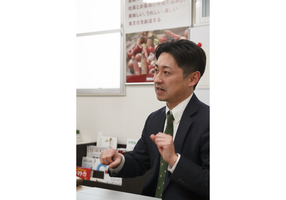 「農家との協力体制なしでは、うちの味づくりは不可能です」と高橋亮人社長。