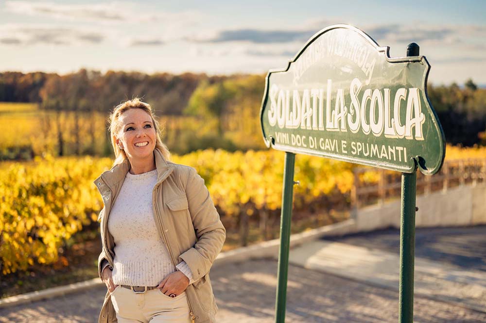 （写真）ラ・スコルカ社４代目当主のキアラ・ソルダーティさん。「私が海洋プラスチックのコルクを使ったからと言って、環境の改善に直接貢献できるとは思っていません。でも消費者の皆さんに私たちの環境に対するメッセージを伝え、考えてもらうことがとても大切なのでは、と思っています」。ピエモンテの名ワイナリーとしての誇りと伝統を受け継ぎながら、時代と未来を見据えたワイン造りを目指す。