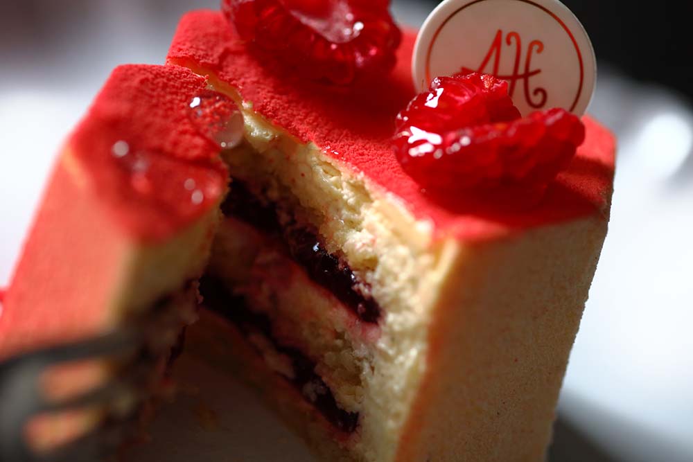 バタークリーム、ビスキュイ、イチゴのジュレ、ババロワが全８層に重ねられた緻密な構造