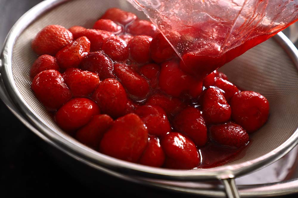 低温真空調理でジュを取り出す。最小限の砂糖と加熱でフレッシュなエキスを抽出したいと、低温真空調理法を採用。使うのはエキスだけ！