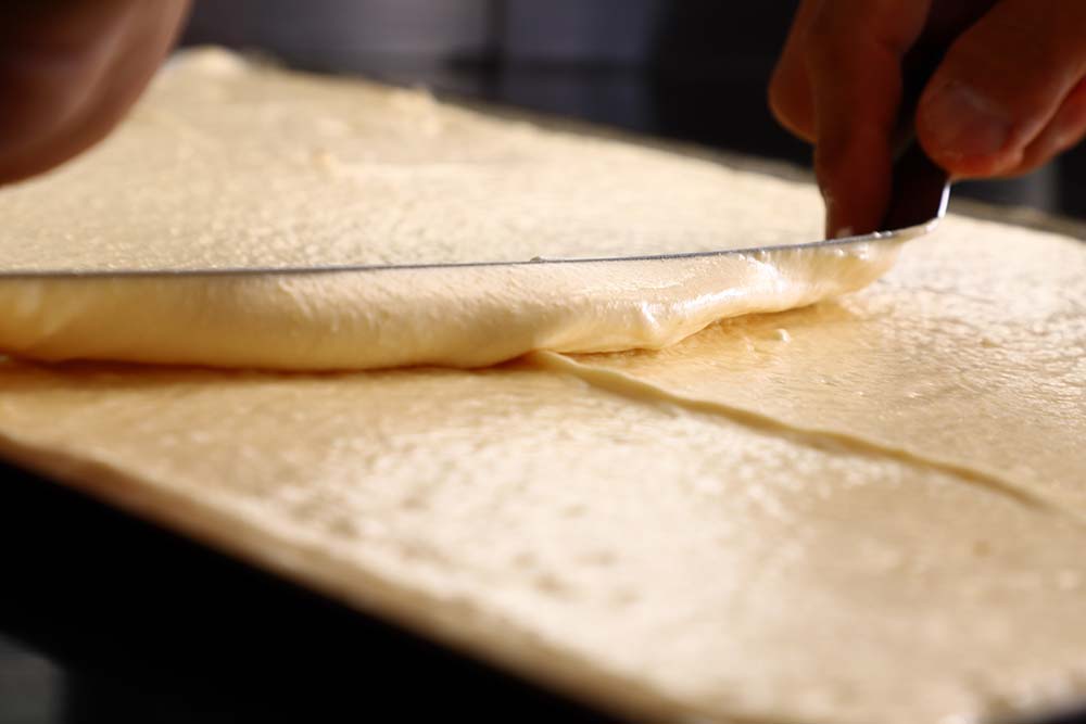 極薄4㎜のビスキュイは卵黄と卵白両方を思い切り泡立て、薄くてふわふわに焼き上げる。