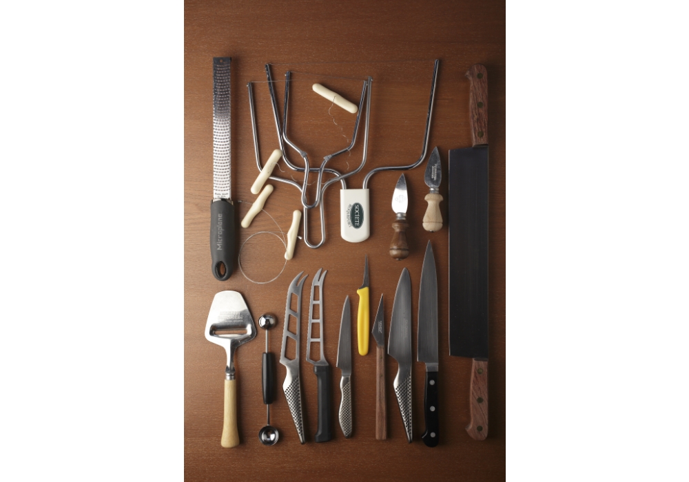 チーズナイフ一式。チーズの形状、柔らかさなどによって、様々に使い分ける。大会には、これらのナイフ全てとプレート、容器、トレイ、カットボードなどを持っていくため、スーツケース３つ分ほどの大荷物になるという。