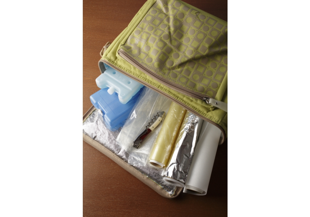 海外のフェルミエ（農家チーズ）を回る際の必須アイテム。保冷バッグ、保冷材、ラップ、アルミ箔、オーブンシート、密閉用ビニール袋とソムリエナイフ。保冷材は長いフライトに耐えられる長時間サイズが必須。