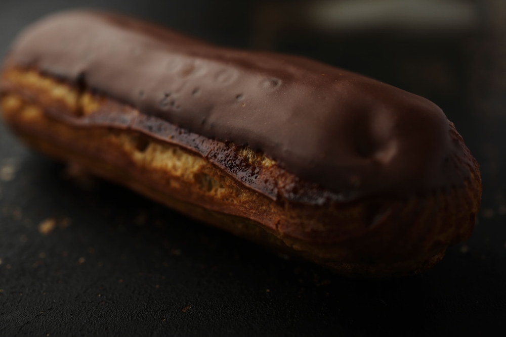 「エクレール ショコラ メゾン」。芳醇で力強いカカオの風味にガシッと堅いシューの香ばしさ が溶け合う。見た目よりもずっしり重い。濃厚でするすると食べ進められる。