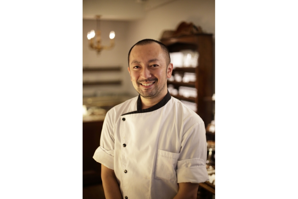 宇治田 潤シェフ。1979 年東京生まれ。葉山「サンルイ島」を経て 2004 年に渡仏。パリ「パティスリー・サダハル・アオキ・パリ」で修業後、鎌倉「パティスリー雪乃下」を経て 11 年独立。