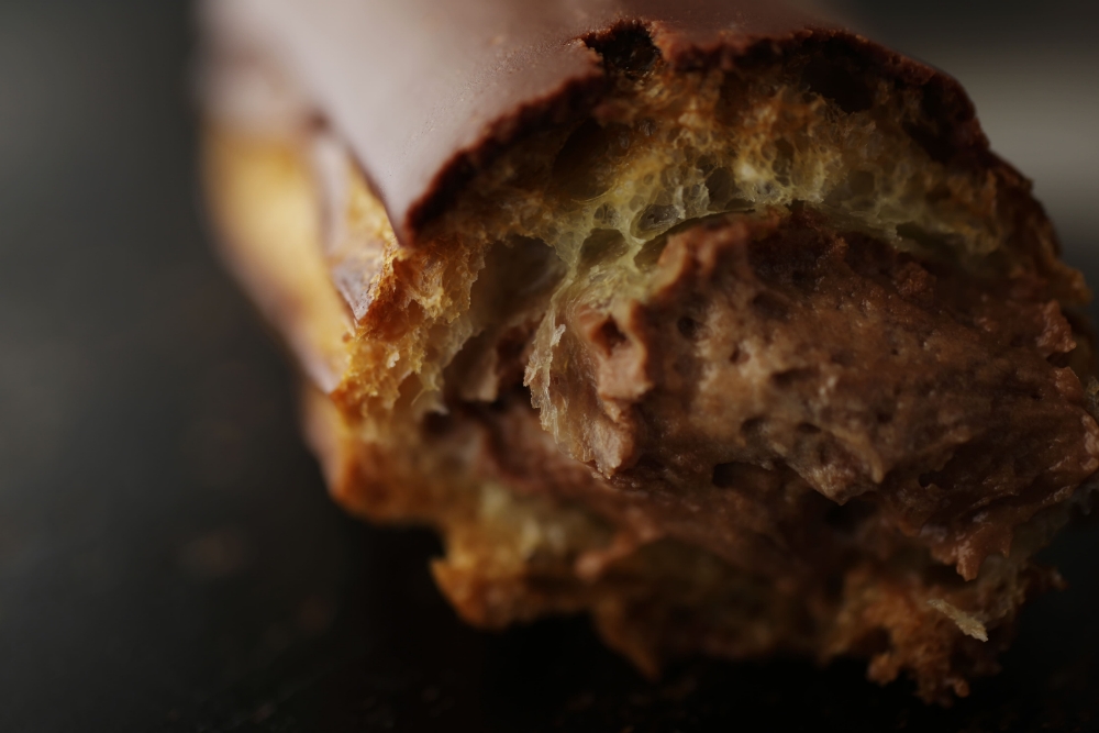 外側はよく乾きバリッと濃く焼けているが、内側は白くやわらかい。白い部分はクリームを絞った数時間後に水分を吸い、全体がなじんで一体化する。