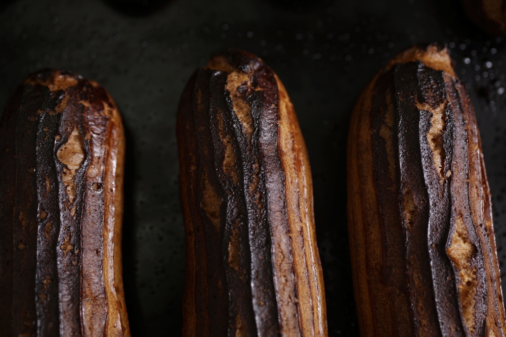 16 切菊口金で絞り出し、焼き面にニュアンスを。凹凸のあるムラのある焼き面が食感にコントラストを生む。