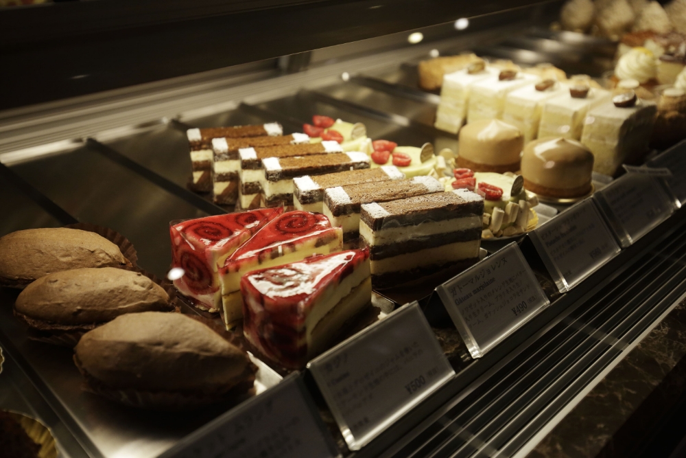 自家製チョコレートのショコラ、タブレット、生菓子の他、郷土色のある古典的なフランス生菓子も揃う。