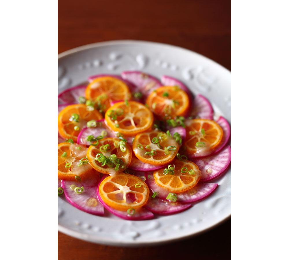塩麴ソースで味わう「三鷹産金柑と赤カブのカルパッチョ」