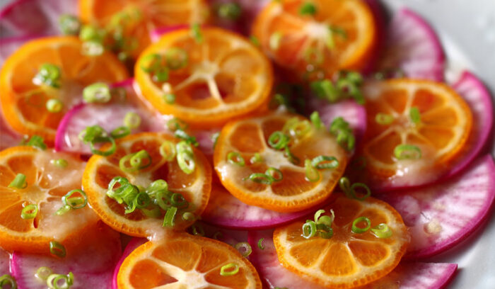 塩麴ソースで味わう「三鷹産金柑と赤カブのカルパッチョ」