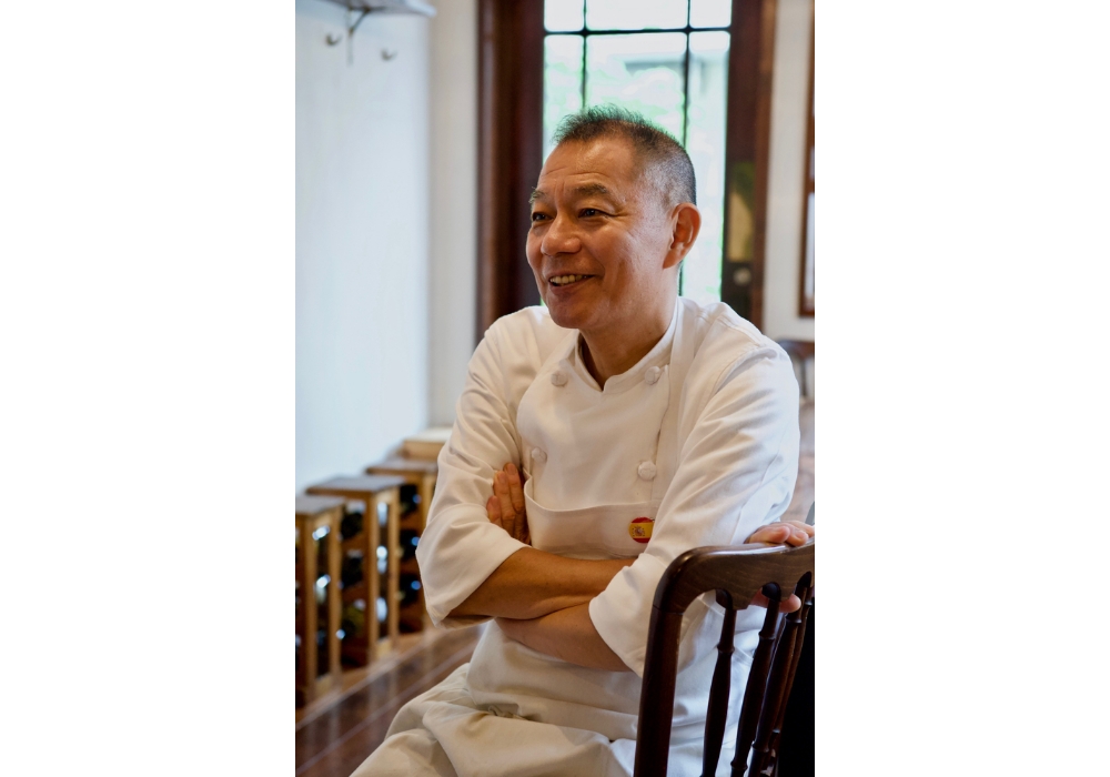 フランス料理店からホテルを経てスペイン料理の道へ進み、10 年修業を積む。1998 年に独立した後、2009 年に東北沢から現在地に移転。