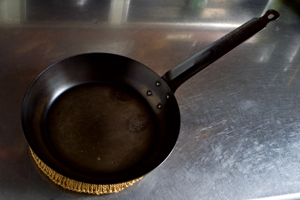 【道具のポイント】口の広い鉄フライパン