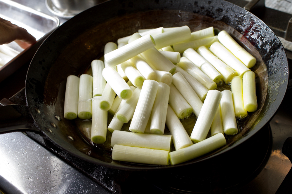 ［１］油を温めネギを入れる