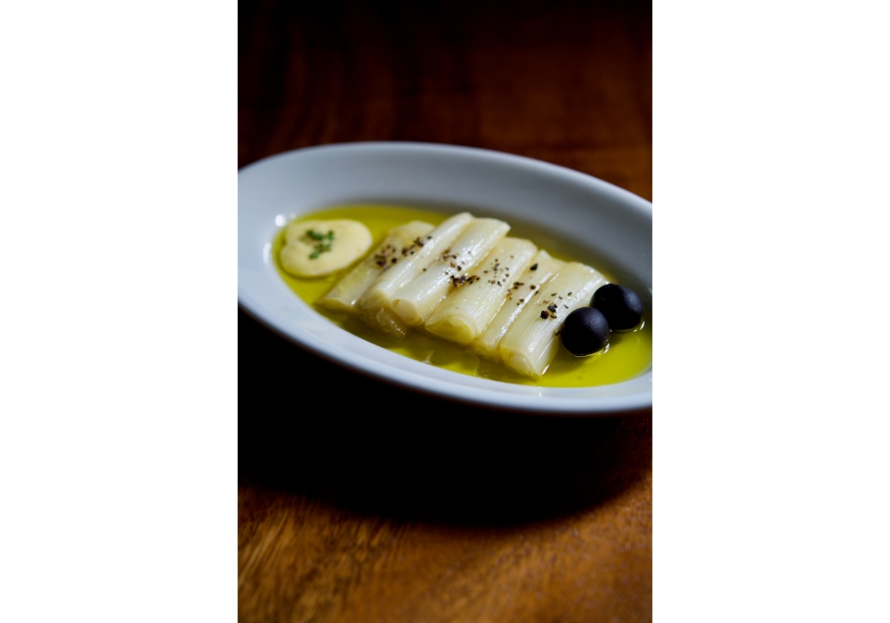 仕上げは冷たいネギのマリネに白ワインビネガーを垂らし、黒コショウを散らす。