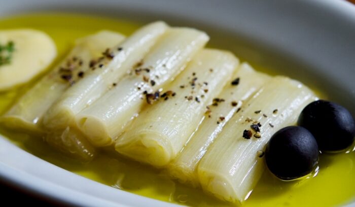 細やかな温度調整でとろとろに「焼きネギのマリネ」