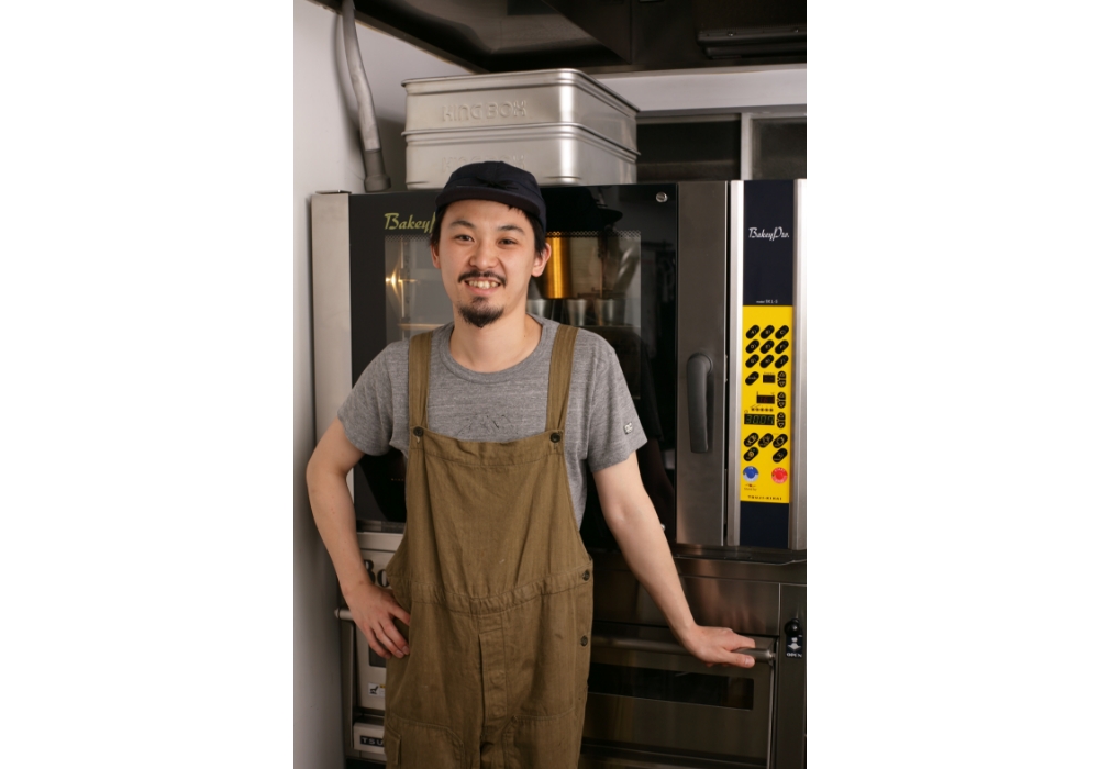 フランス修業後、参宮橋のカフェ「Life son」を経て、2014 年に独立して現店をオープン。 フランス菓子でありつつ普段着感覚でラフに手で食べられるお菓子作りを目指す。