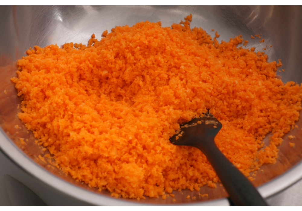 ［１］ ニンジンをフードプロセッサーで刻む