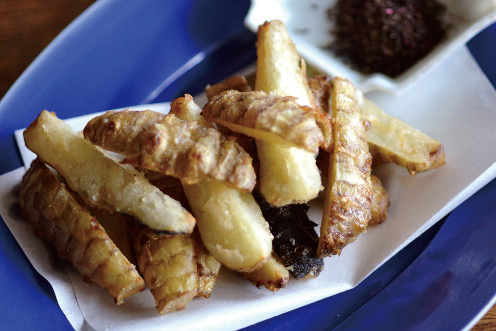 シャクシャク食感のチップス「揚げ菊芋 花椒ゆかり添え」