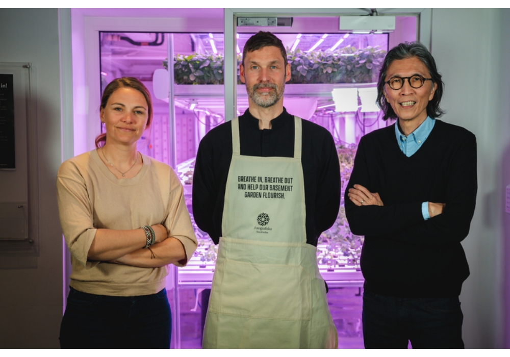 （写真）ハイドロポニックスの前で。左からクリスティアン・ドルヴァ（プラネット・ポジティブ H&M財団戦略リーダー）、マーティン・ウォール（フォトグラフィスカ、エグゼクティブ・シェフ）、エドウィン・ケー（HKRITA CEO）。