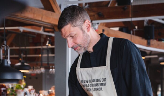 エプロンが吸収した CO2 を野菜の栽培に活用 アパレルとレストランのカーボンニュートラル