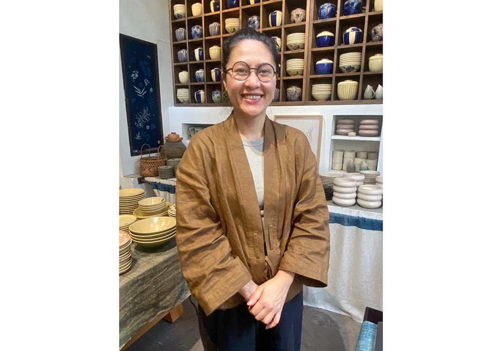 （写真）オーナーのヒエンさん。ディレクターとしてブランドを指揮するだけでなく、職人として製作にも携わる。店名の“トゥーフー”とはカッコウの鳴き声で、ソンベ焼の文化を広めたいとの願いを込めた。