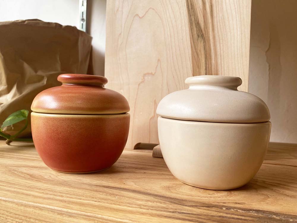 （写真）ソンベ焼きの地色を生かした食器。家庭で毎日ご飯を炊くベトナムでは、この形の大きなお櫃が食卓に置かれるが、同店では1人用サイズを製作している。ややピンクがかった柔らかな色調が特徴。器の縁や底を丁寧に磨いて滑らかにし、安全性にも配慮している。各139000ベトナムドン。