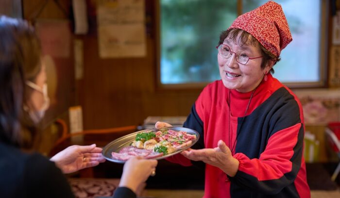 79歳。「年中無休で働いて、主人名義の店の借金もきっちり返済したがよ」
