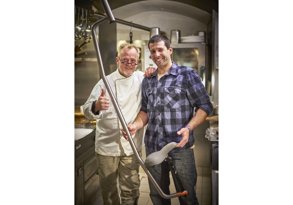 大ケガで障害を負ったシェフが奇跡の復活。料理人の未来を救う発明品とは？