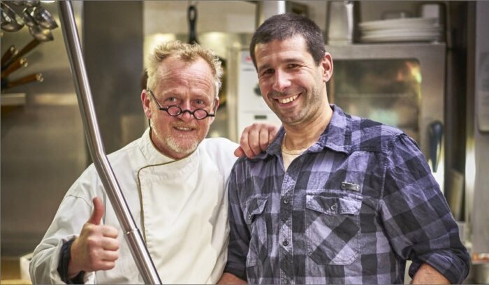 大ケガで障害を負ったシェフが奇跡の復活。料理人の未来を救う発明品とは？