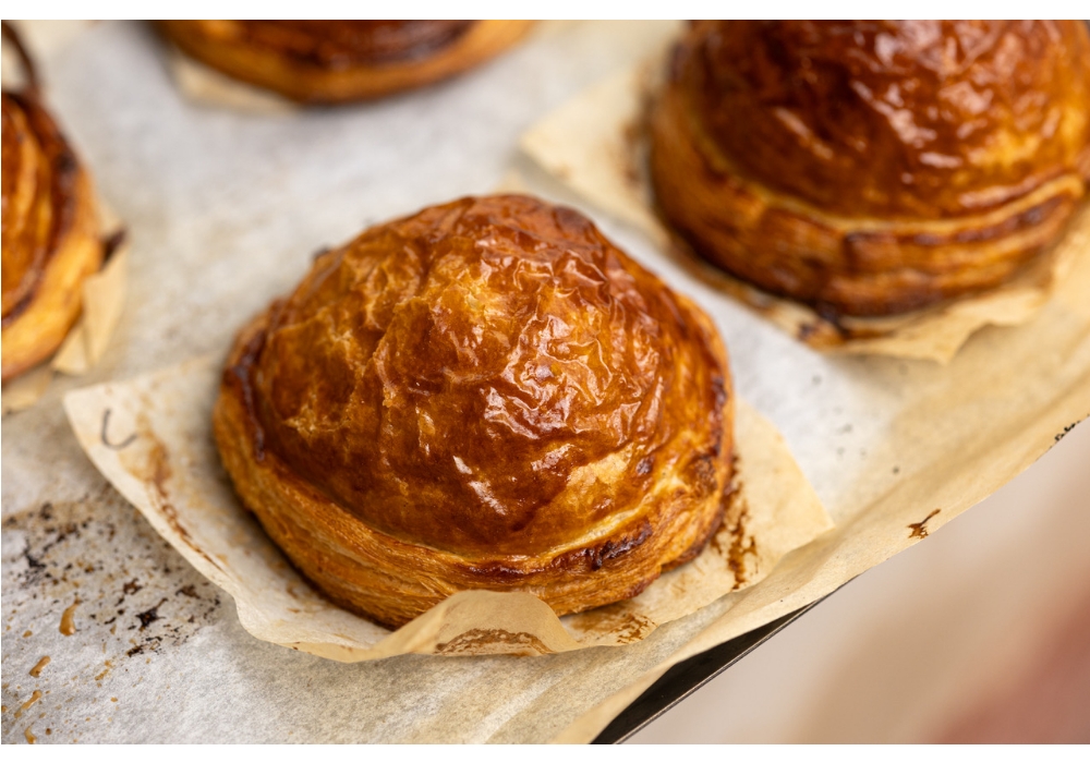 直径 13 センチほどのトゥルトは食べ歩きにちょうど良いサイズ