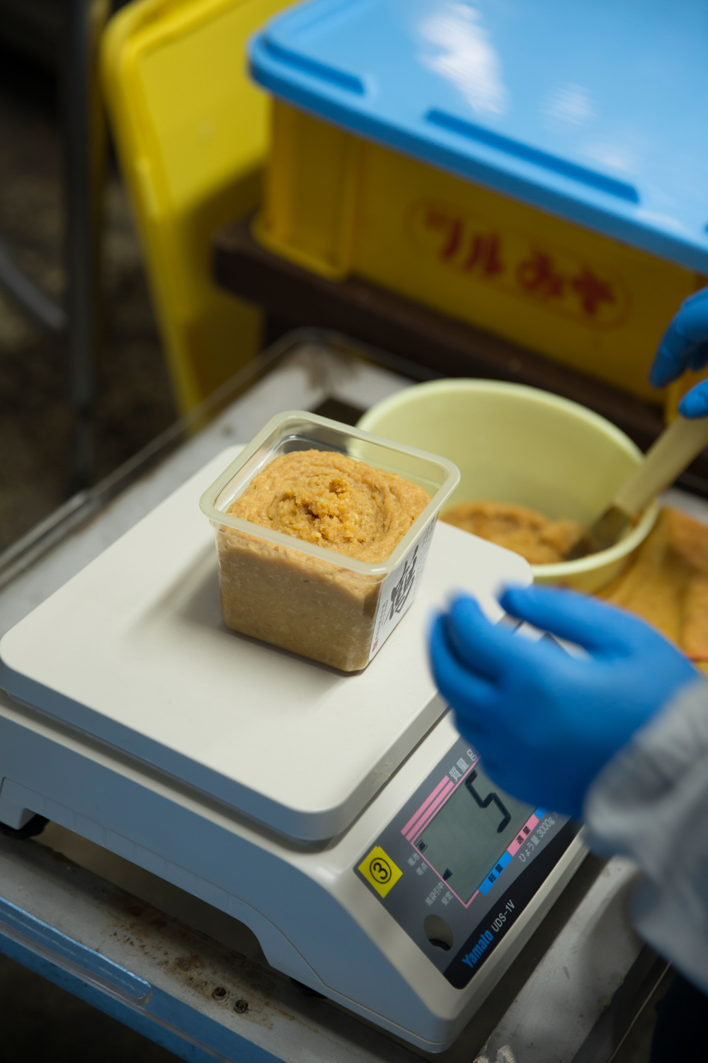 飲食店への卸しのほか、小売りも行う。細かいニーズに応えるため、充填はすべて手作業で。