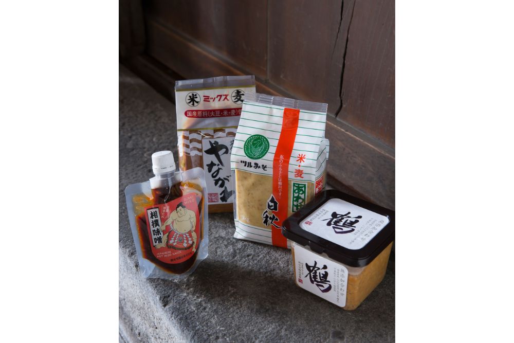 100％国産原料の「無添加 合わせ 鶴」648円/500g、一番人気の白系「白秋合わせ」572円/１kg、赤系「やながわミックス」680円/１kg、焼肉のタレのように使える「相撲味噌」346円/150g。