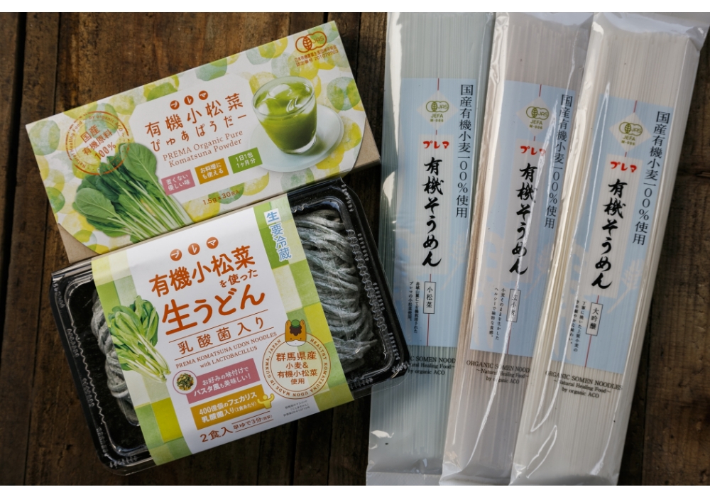 「ぴゅあぱうだー」は副材料ゼロ。100％有機小松菜なので、安心して飲料や料理に使える。生うどんは群馬県産の小麦を使用。