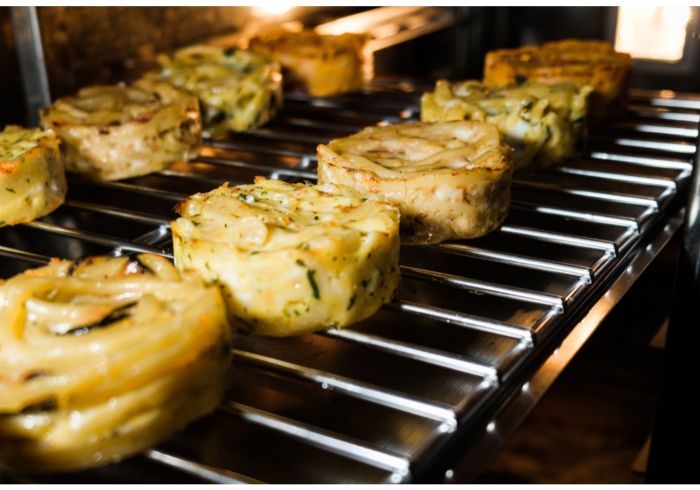 外側が香ばしくカリッと焼き上がったたばかりのフリッタティーナ