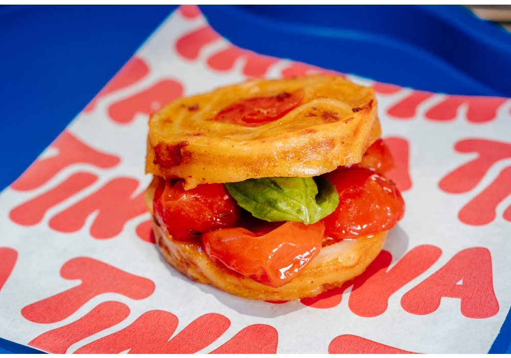 トマト入りフリッタティーナ・ピエンノロにサンドイッチのように具材を挟んだリピエーノ