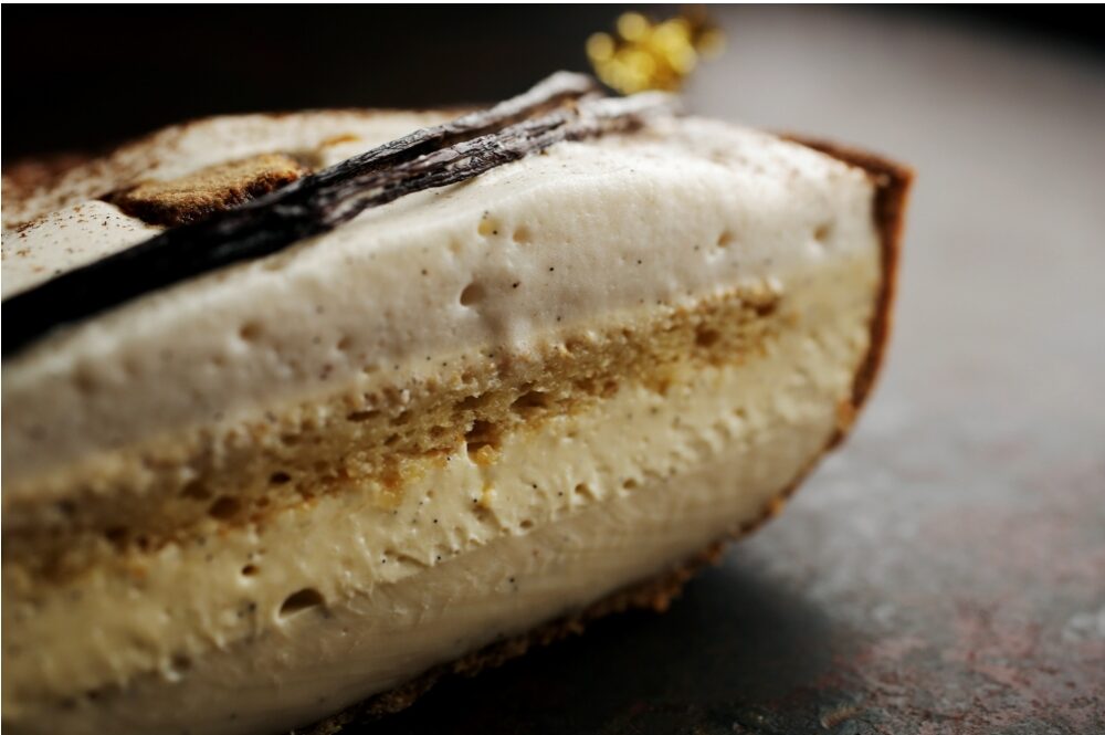 バニラとミルク、クリームの配合を少しずつ変え、食感の違う４パーツに。