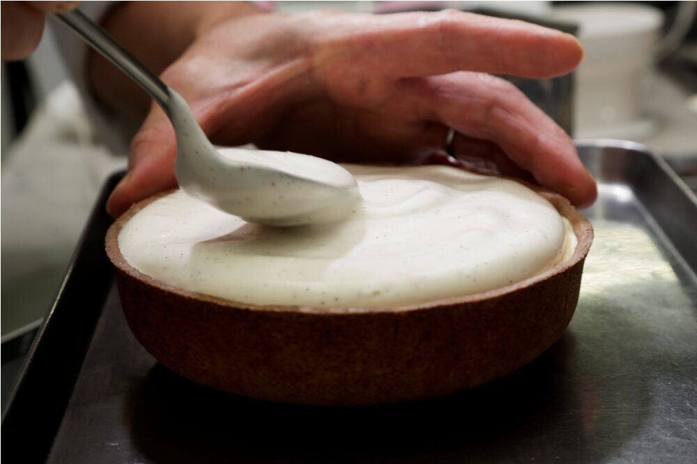 ごくわずかのゼラチンを入れ、巧みに温度変化を加えながら撹拌することで雲のような口どけに。