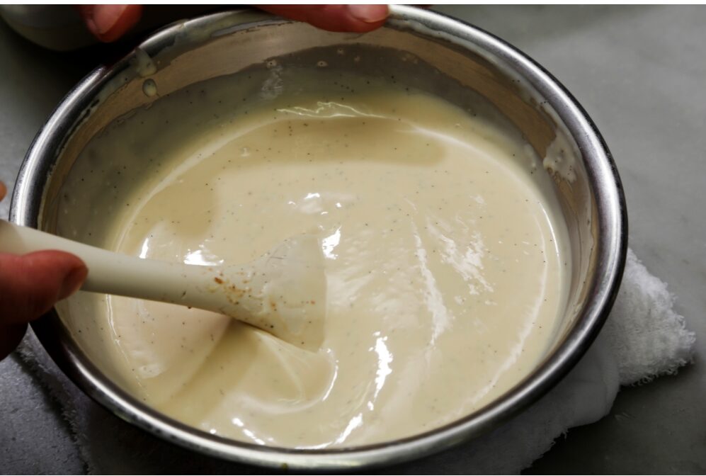 タルト生地にジュレを直接流し込む。ざっくり→ふるんという食感の落差でよりみずみずしく