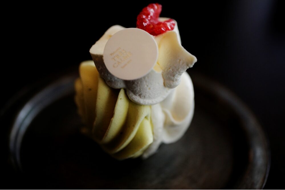 メレンゲとシャンティイを一緒に味わうのが醍醐味のお菓子