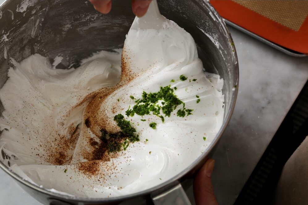 カボスの皮はもちろん、ナッツメグもホールからすりおろす