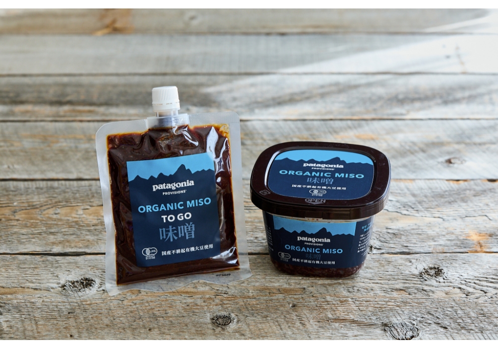 千葉県匝瑳（そうさ）市のソーラーシェアリング（営農型太陽光発電）の畑で、農業法人スリーリトルバーズが不耕起栽培で育てたもの。