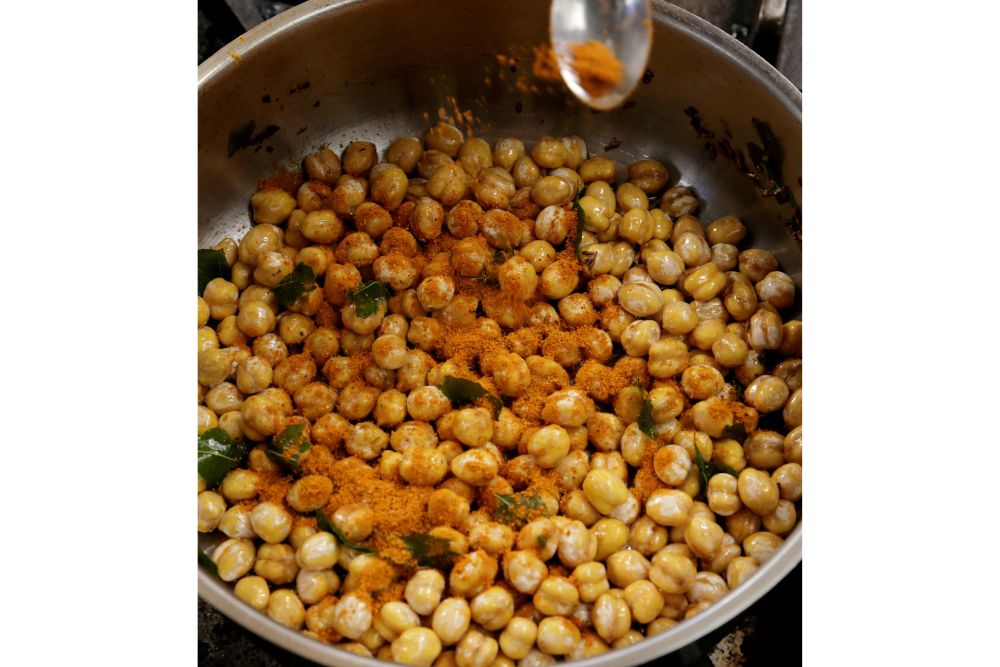 煮出し用スパイスを加える