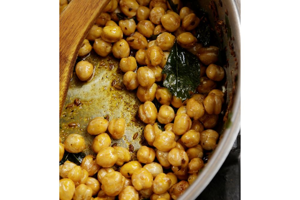 豆の表面が白く色づくまでじっくり中弱火で炒める。